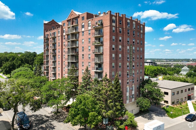 Building Photo - Kenwood Gables