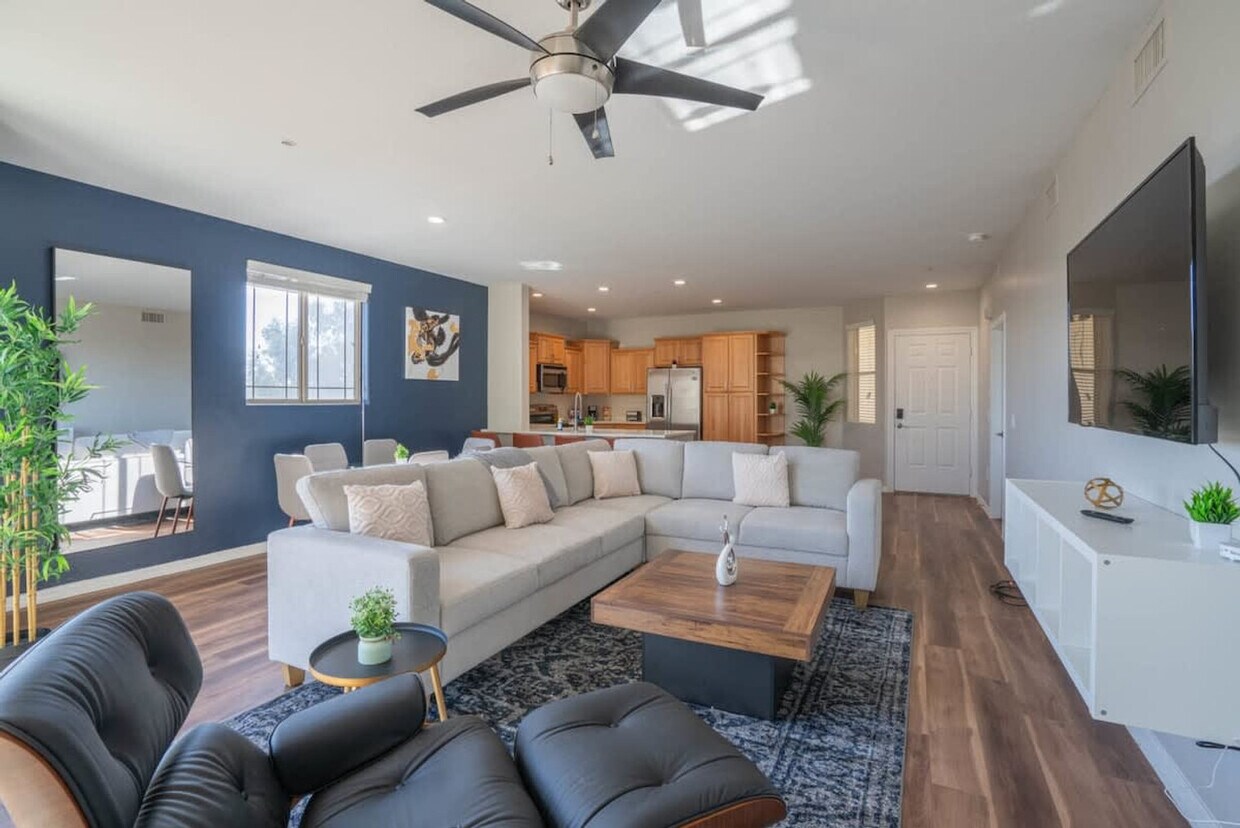 Foto principal - 1275 E University Dr
