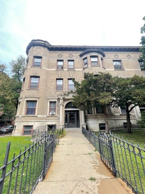 Building Photo - 672 W Sheridan Rd