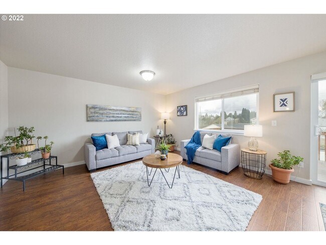 Foto del edificio - Spacious 3-Bedroom Townhome with Granite Kitchen & Included Landscaping
