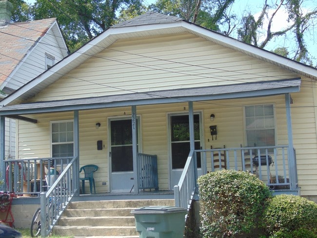 Building Photo - 1107 Oak St