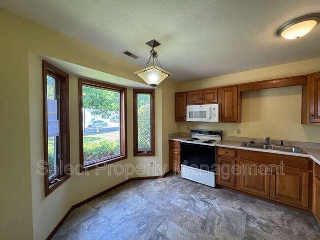 Building Photo - 1504 Flagstone Dr