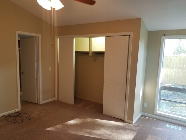 Foto del edificio - Charming 3BD/2BA Two-Story Home with Picturesque Pond Views in Lakeland