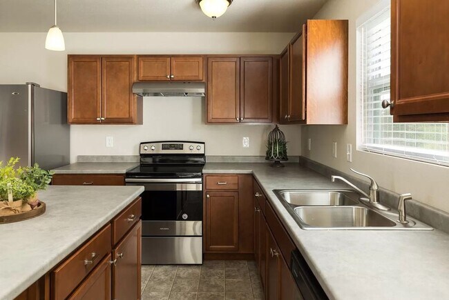 Building Photo - Large 4 Bedroom Newer Home for Lease