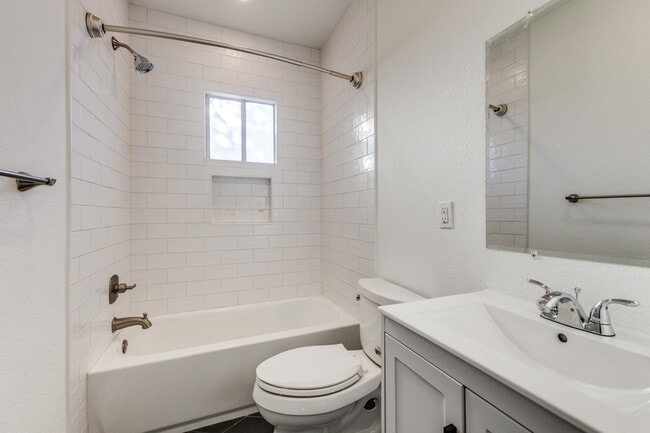 Building Photo - 5204 Junius St