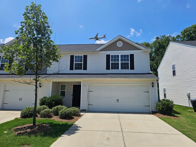 Building Photo - Beautiful 4 BR minutes from the Airport