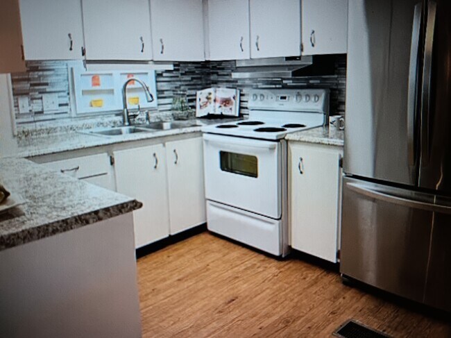 Foto del edificio - 4542 Friendly Harbor St