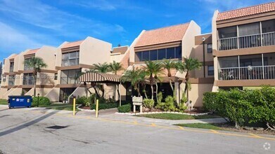 Building Photo - 240 Lakeview Dr