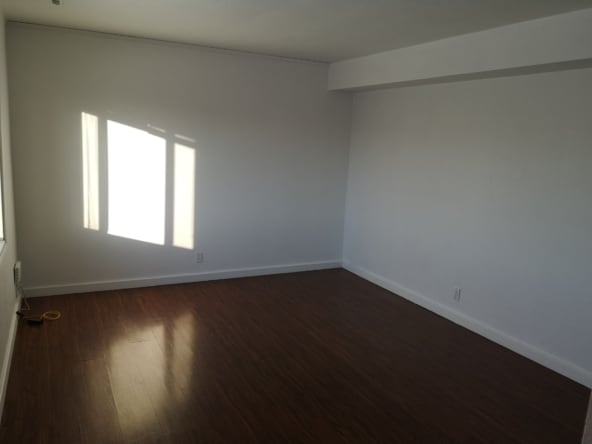 Building Photo - 954 B Cornwall Crescent