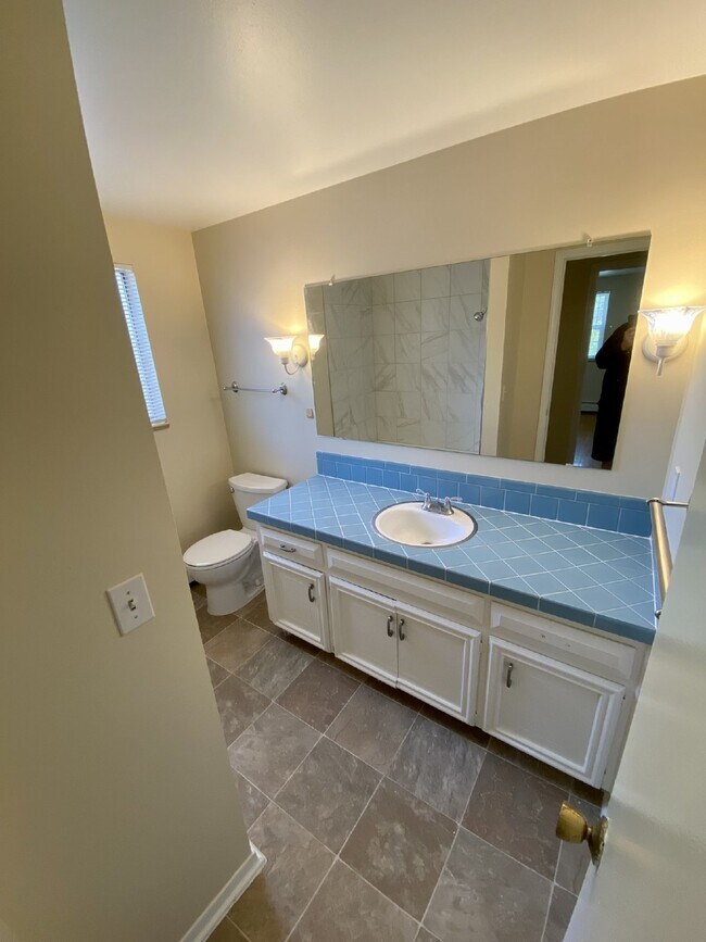 Foto del edificio - Don't miss out on this 5 bed 2.5 bath hous...