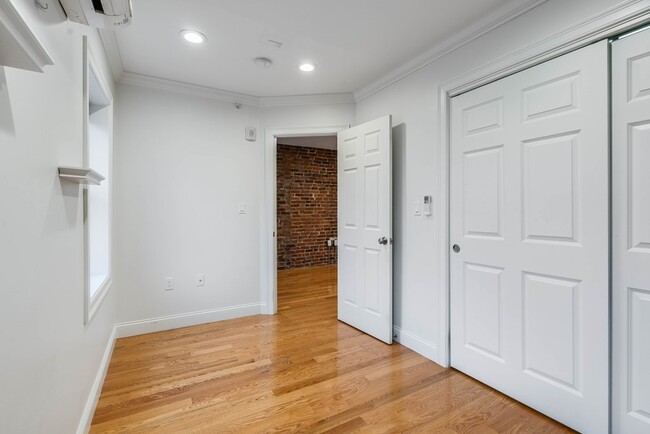 Building Photo - 14 Pompeii St
