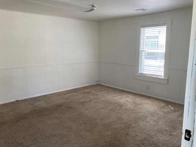 Building Photo - MAY AVAILABILITY ! Adorable 2 bedroom 1 ba...