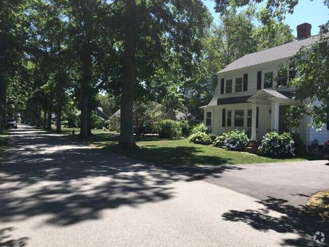 Building Photo - 43 Pin Oak Way