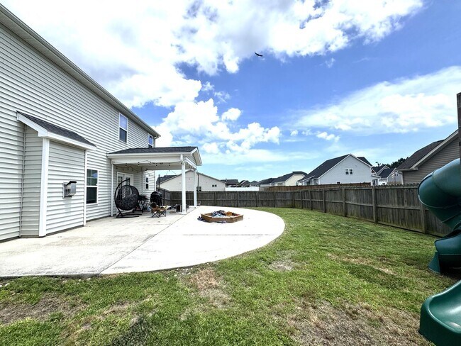 Foto del edificio - Beautiful Kitchen, Fenced Yard, Community Pool – Welcome Home!