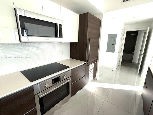 Foto del edificio - 301 Altara Ave