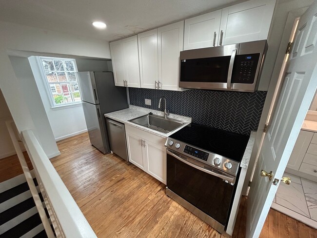 Building Photo - Well-Appointed Apartment Ready for move-in...