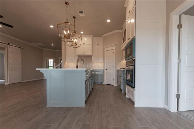 Building Photo - Luxury 4 Bedroom 3 Bathroom Home with bonus room & storm shelter in Deer Creek Schools- Neighborh...