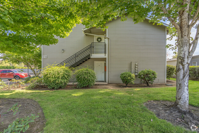 Entrada - 5100 10th Ave NE