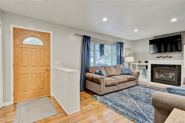 Building Photo - 3 br, 1 bath House - 383 Northfield Way