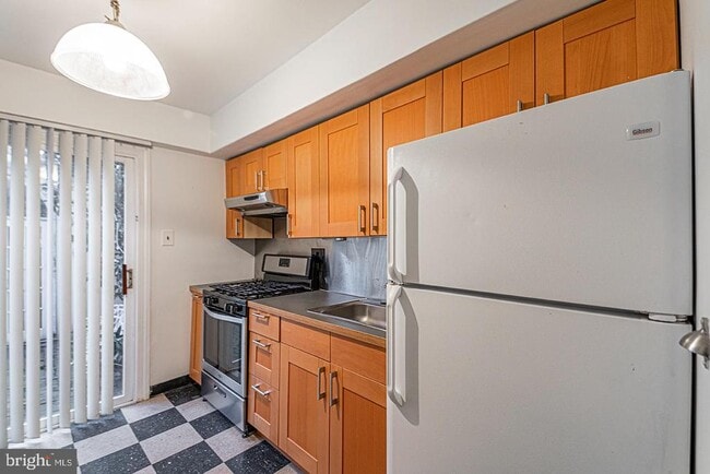 Building Photo - 2013 Moravian St