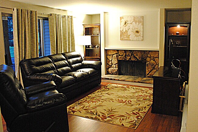 Building Photo - 4635 W Lake Sammamish Pky SE