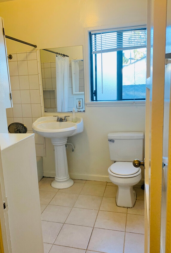 bathroom - 2624 1/2 S Sepulveda Blvd