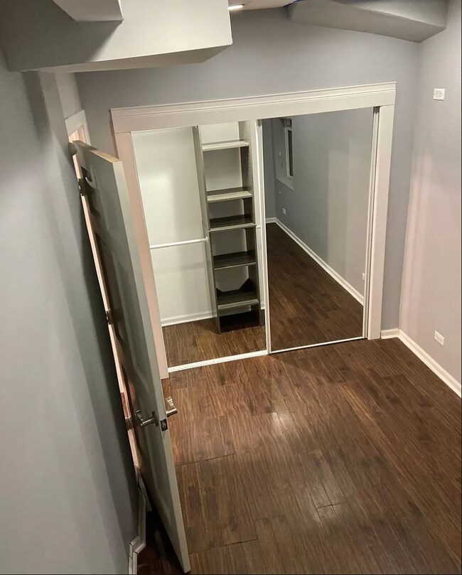 Foto del edificio - 825 N Hermitage Ave