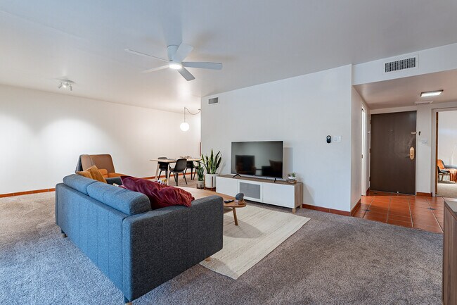 Gran habitación - 3940 E. Timrod St. #226