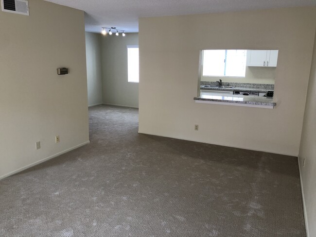 Building Photo - 3101 Plaza del Amo
