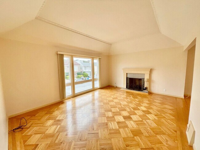 Foto del edificio - Lovely Lakeshore Home in great location, p...