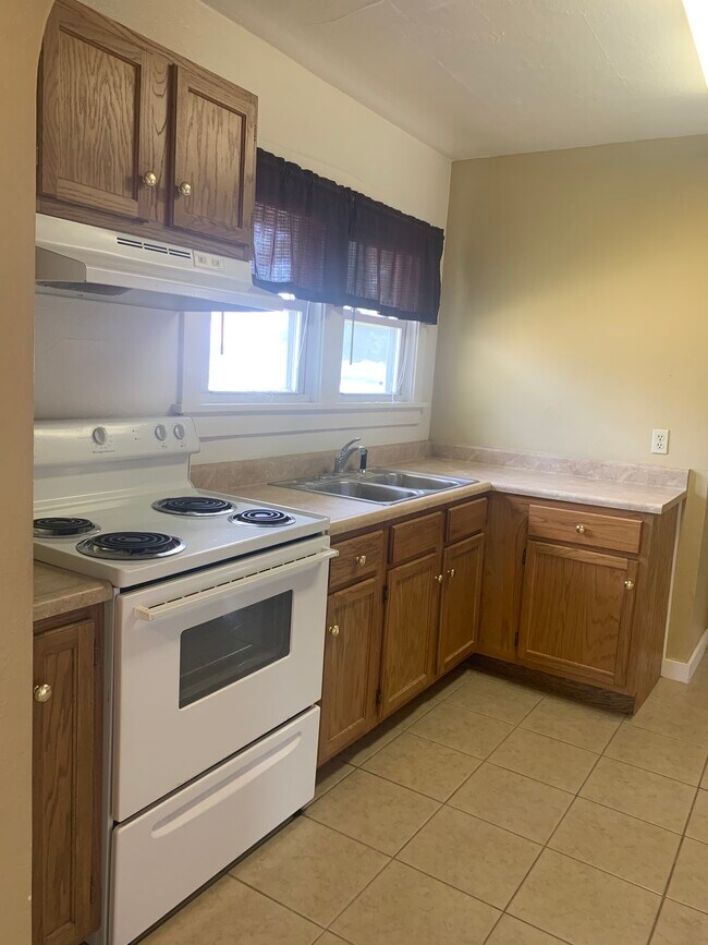 Building Photo - 2209 W Callender Ave
