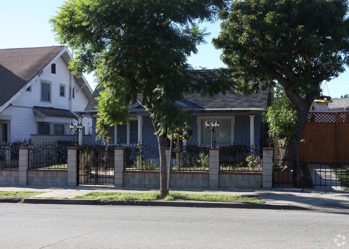 Building Photo - 4219-4221 Griffin Ave