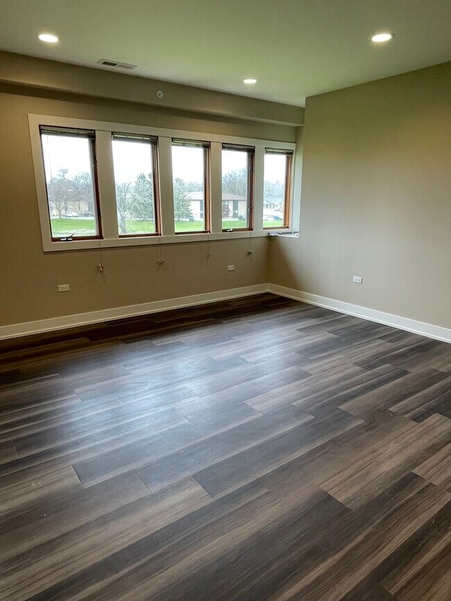Building Photo - 400 E Hillcrest Dr