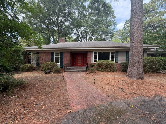 Foto del edificio - Charming Estate home on almost 2 acres with Duke University Setting