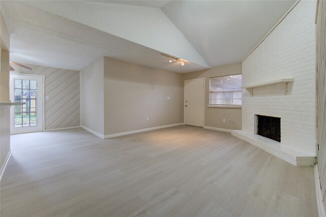 Building Photo - 212 Quaker Dr