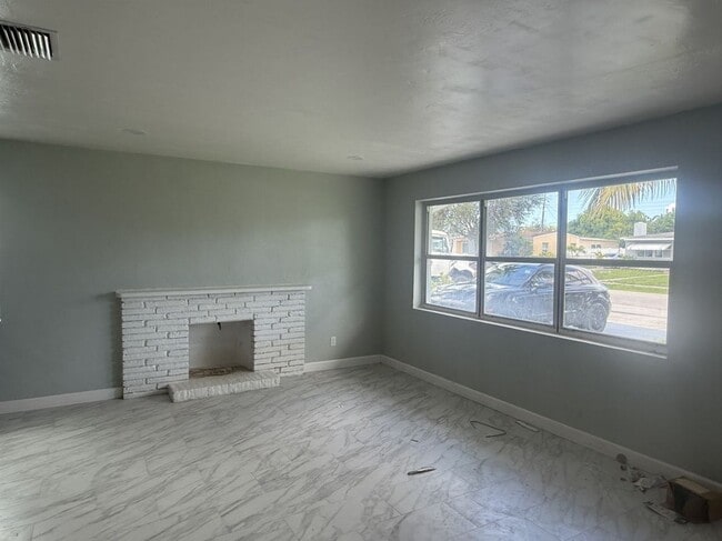 Building Photo - 2329 Fairway Dr