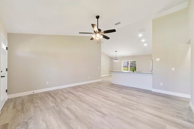 Foto del edificio - 661 W Bancroft Dr