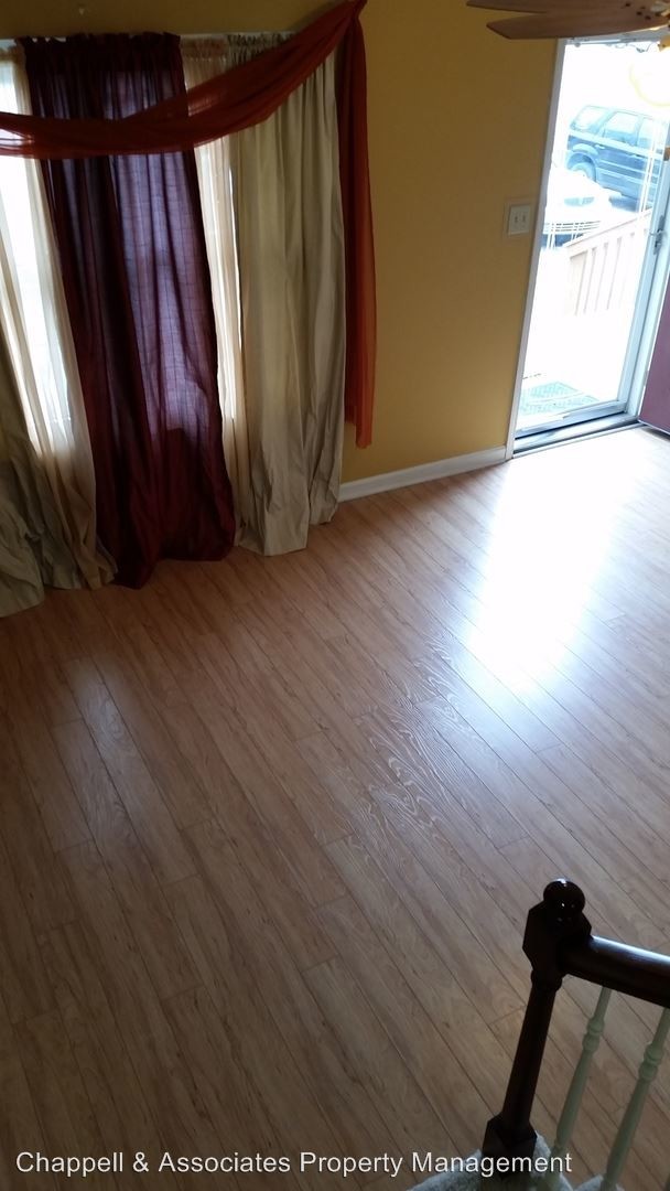 Building Photo - 2 br, 1.5 bath House - 939 Kingsbury DR #D
