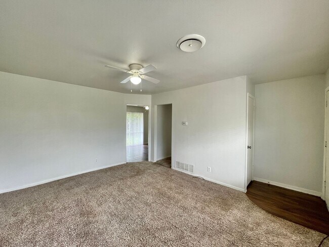 Foto del edificio - Viewable Now!  Price Drop!
