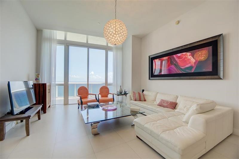 Foto principal - 15901 Collins Ave