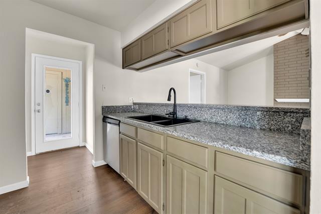 Foto del edificio - 728 Woodland Ct