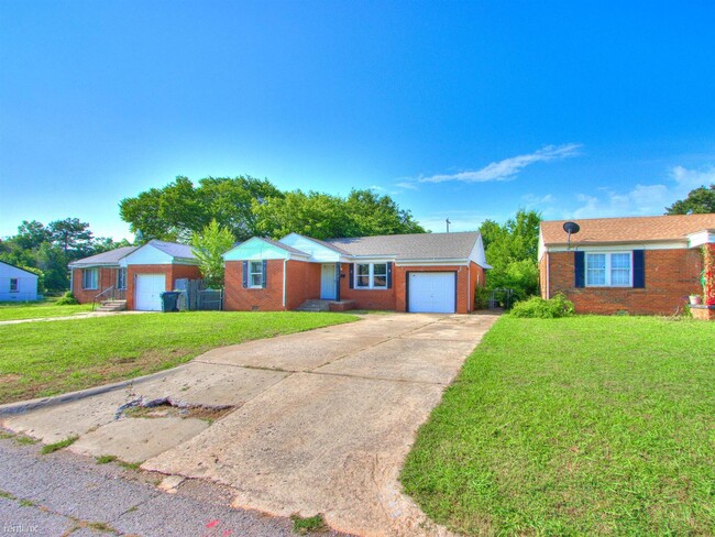 Building Photo - 2 br, 1 bath House - 1240 Northeast 42nd S...