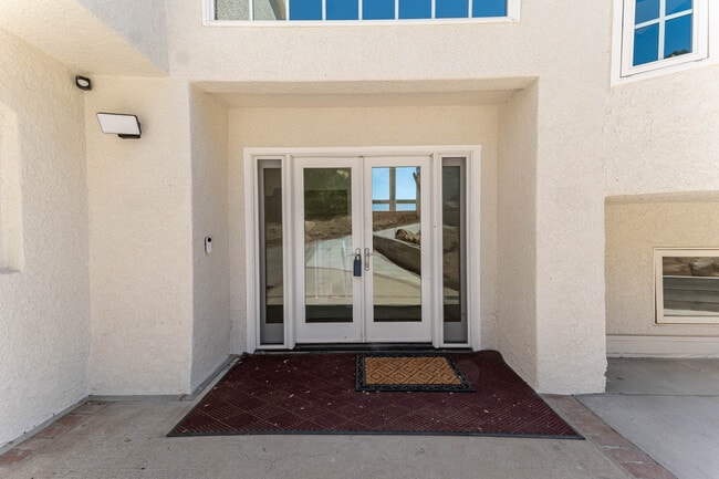 Building Photo - 1112 Mesa Dr