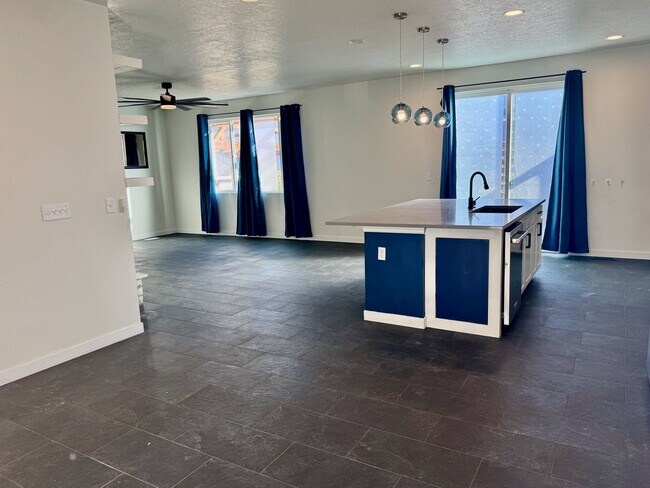Foto del edificio - Your Home Is Ready For You!!