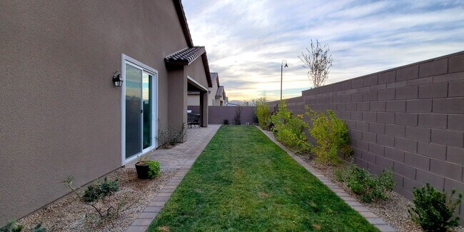 Foto del edificio - Amazingly upgraded single story home in “I...