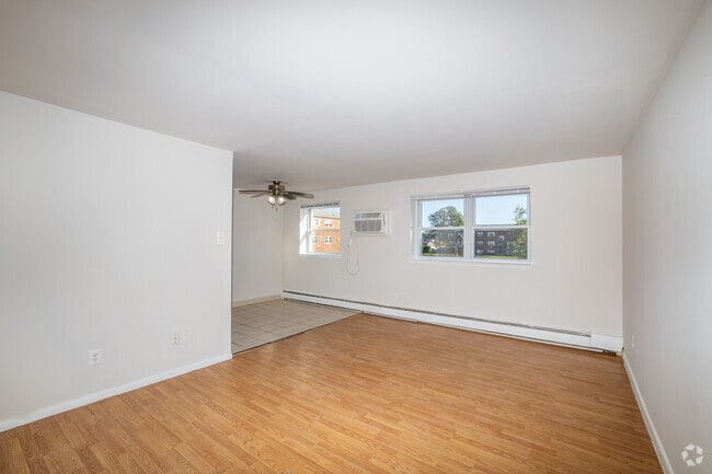 2 habitaciones, 1 baño - 860 pies cuadrados - Sala de estar - Stonebridge Run Apartments