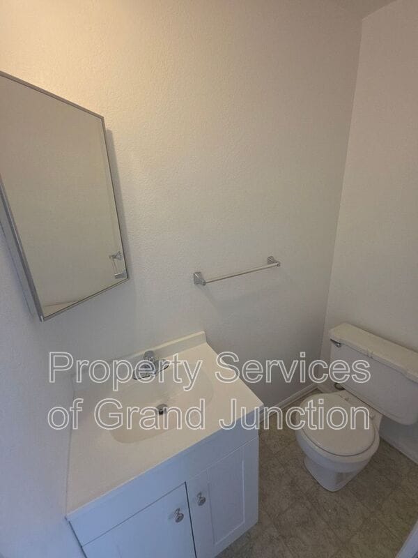 Building Photo - 1102 E Carolina Ave