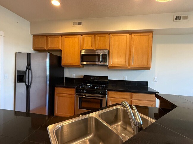 Building Photo - 2 Bedroom NW Portland Condo with Water, Se...