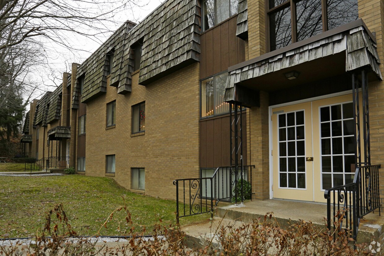 Entrada - 815 Charles St