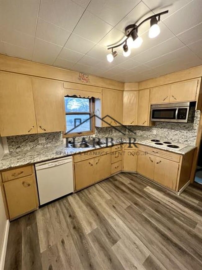 Building Photo - 403 10th St NW